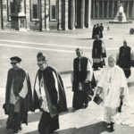 D. Bittor Garaigordobil, con txapela, entrando a una de las sesiones del Concilio