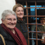 Conchi Beñaran, primera por la izquierda, en el monasterio de las MM Brígidas de Lasarte