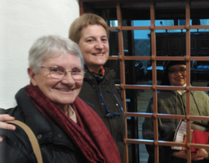 Conchi Beñaran, primera por la izquierda, en el monasterio de las MM Brígidas de Lasarte