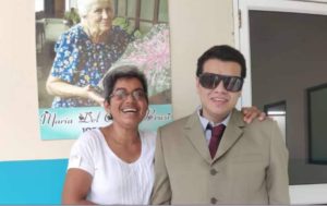 Bachita con el abogado  ciego Jacinto Mendez, exalumno de la Unidad Educativa de Ricaurte 