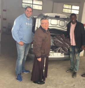 Aitor Arbaiza, Mons. Santiago Agrelo y otro colaborador del proyecto, en Tánger.