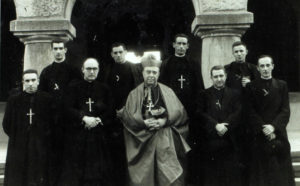 Los 8 primeros misioneros que salieron hacia Ecuador el 12 de octubre de 1948