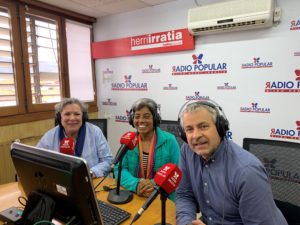 Bachita en el centro de la imagen