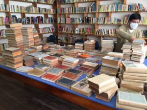 Imágenes del Seminario de Riobamba en Ecuador. La Biblioteca diocesana colaboró en la formación de su biblioteca, estando Mons. Joseba Segura, de misionero allí. Todos los libros que la forman fueron enviados por la biblioteca, junto con Misiones diocesanas.