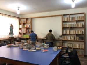 Imágenes del Seminario de Riobamba en Ecuador. La Biblioteca diocesana colaboró en la formación de su biblioteca, estando Mons. Joseba Segura, de misionero allí. Todos los libros que la forman fueron enviados por la biblioteca, junto con Misiones diocesanas.