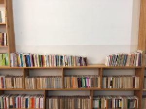 Imágenes del Seminario de Riobamba en Ecuador. La Biblioteca diocesana colaboró en la formación de su biblioteca, estando Mons. Joseba Segura, de misionero allí. Todos los libros que la forman fueron enviados por la biblioteca, junto con Misiones diocesanas.