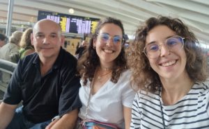 Jaione, en el centro, junto a su padre y hermana