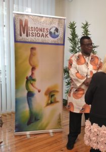 Cyprien en la presentación del libro en un encuentro de la delegación de Misiones de Vitoria