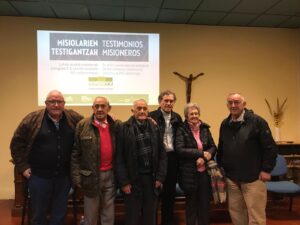 De izquierda a derecha: Rafa Sáez, Arturo Gómez, José Luis Ormijana, el obispo, Joseba Segura, Maribe Bengoetxea y Trino Álvarez