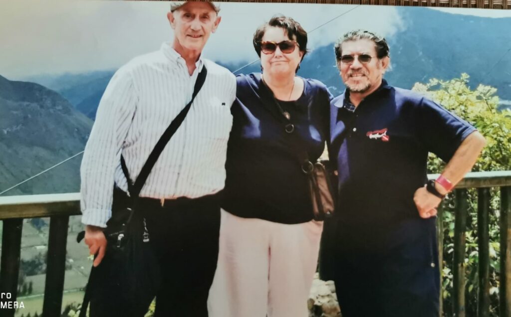 Pako, su esposa Isabel y Roque Santos, en el Pululahua, en Quito.