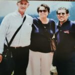 Pako, su esposa Isabel y Roque Santos, en el Pululahua, en Quito.