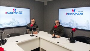 Iñaki Larrea y Manuel Heredia en la emisora diocesana Radio Popular/Herri Irratia